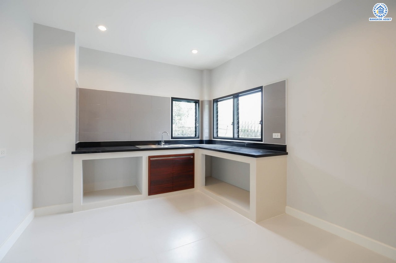 บ้านมือสองตกแต่งใหม่ โครงการ ซอยบรมราชชนนี60 เนื้อที่ 69.3 ตร.ว. พื้นที่ใช้สอย 236 ตร.ม. ฟังก์ชัน 3 ห้องนอน 3 ห้องน้ำ จอดรถได้ 2 คัน บนทำเลเดินทางสะดวก เชื่อมต่อหลายเส้นทาง  ใกล้เซ็นทรัลปิ่นเกล้า และทางคู่ขนานลอยฟ้าบรมราชชนนี